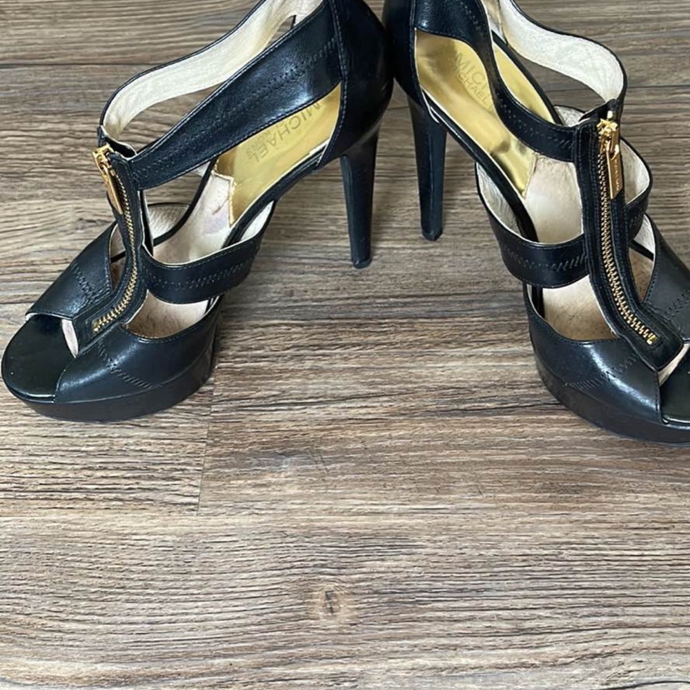 MICHAEL KORS BLACK BERKLEY PLATFORM HEELS W/ GOLD HARDWARE SIZE 8